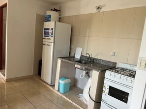 Oven, coffee/tea maker, electric kettle, toaster - One room downtown apartment-2B (Puerto Iguazú)