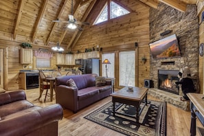Living area - A Bear Creek Crib #1905 (Sevierville)