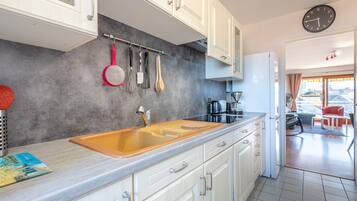 Refrigerador, microondas, horno y parrilla de estufa
