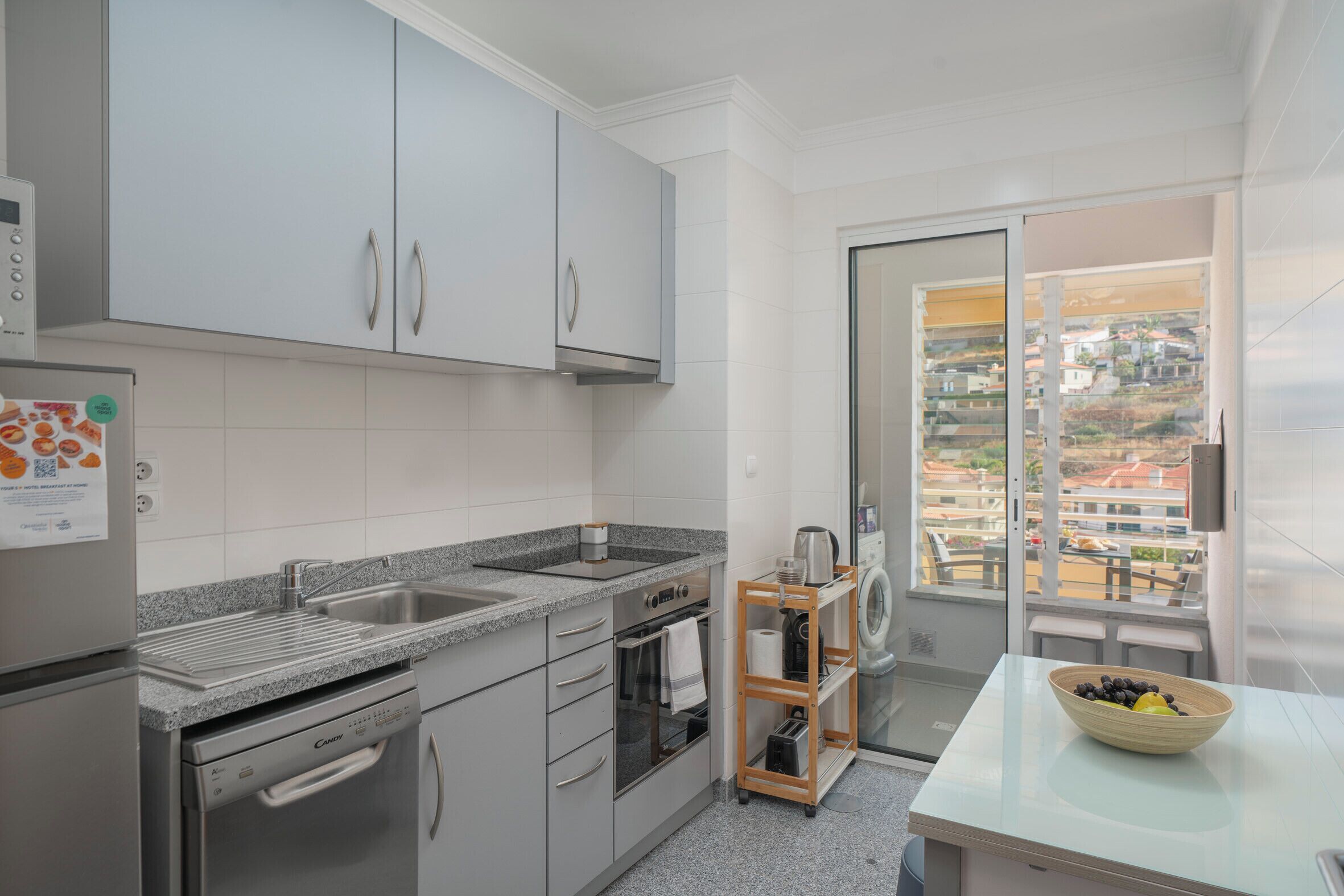 Geladeira, micro-ondas, fogão, cooktop