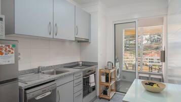 Geladeira, micro-ondas, fogão, cooktop