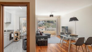 Un appartement moderne comprenant une cuisine, un coin repas et un espace de vie.