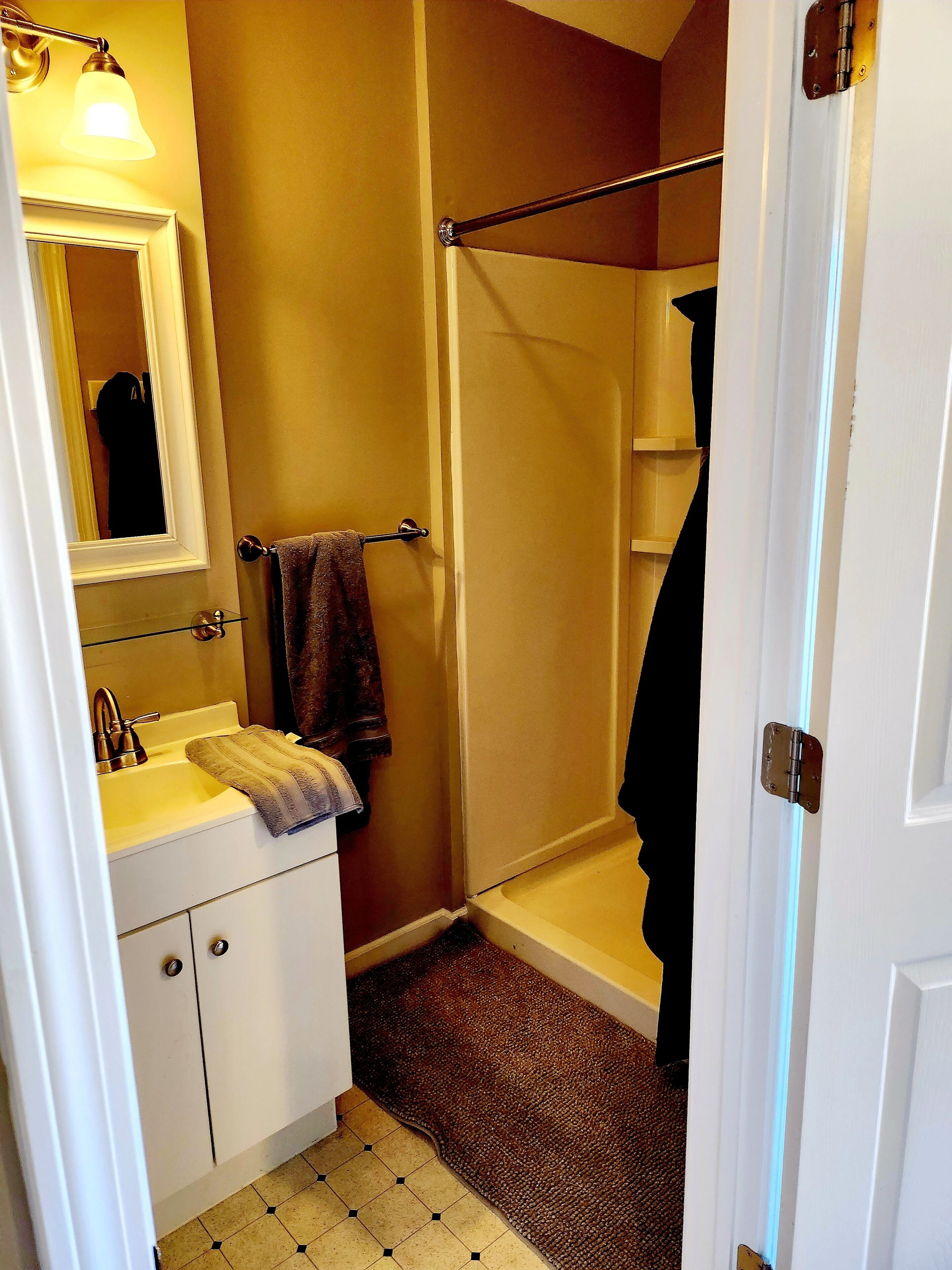 Douche, séchoir à cheveux, serviettes fournies, savon