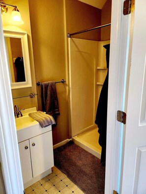 Suihku, hiustenkuivaaja, pyyhkeet, saippua