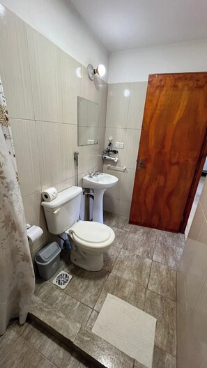 Een douche, een haardroger, handdoeken, zeep