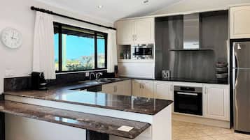 Kjøleskap, mikrobølgeovn, ovn og kokeplater