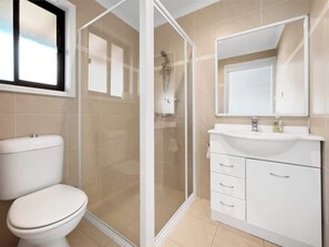 Shower, hair dryer - Family Getaway - Opposite Warilla Beach (Warilla)