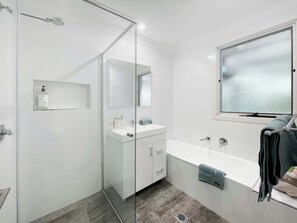 Shower, hair dryer, towels - Oak Flats Escape - Pet Friendly (Oak Flats)