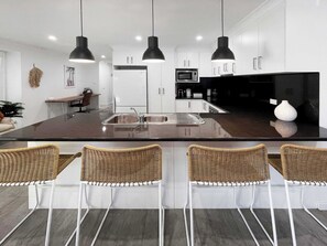 Frigorífic, microones, forn i placa de cuina 