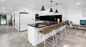 Kylskåp, mikrovågsugn, ugn och spishäll