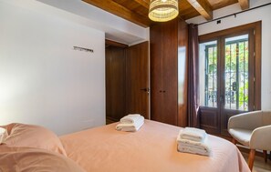 4 bedrooms, travel cot, free WiFi, bed sheets