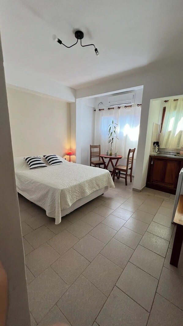 1 chambre, fer et planche à repasser, Wi-Fi, literie fournie