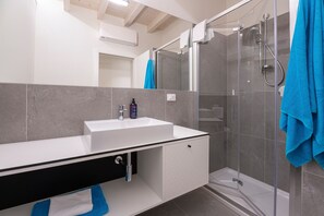 Shower, hair dryer, towels - Apartment 'Flat 3' with Lake View, Wi-Fi and Air Conditioning (Salò)