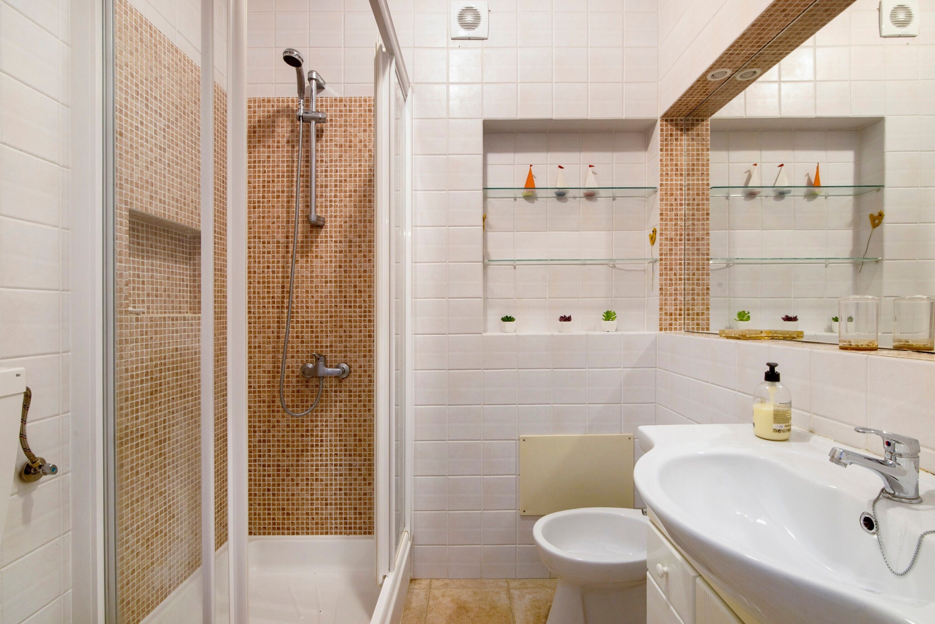 Een douche, handdoeken