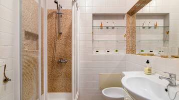 Een douche, handdoeken