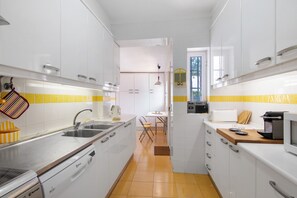 Kylskåp, mikrovågsugn, ugn och spishäll