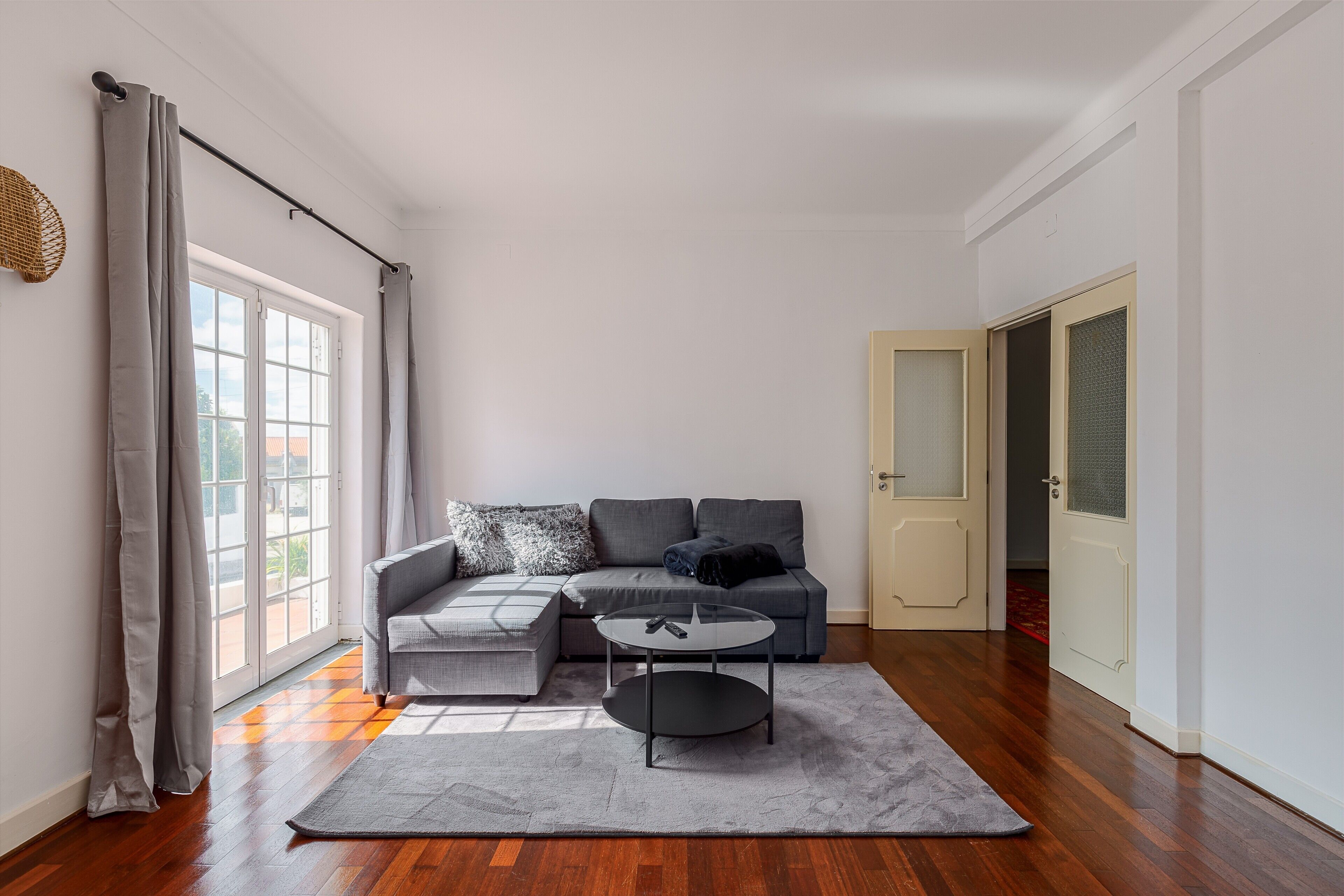 Télévision, cheminée, jeux vidéo, lecteur de DVD