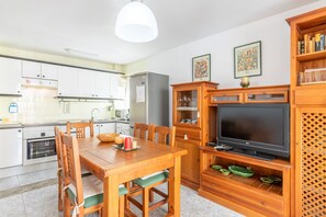 Frigorífico, microondas, placa de cocina y utensilios de cocina