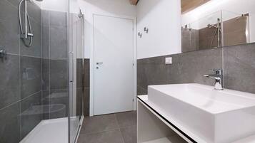 Douche, sèche-cheveux, serviettes fournies