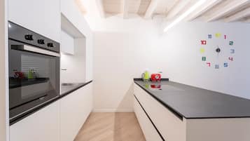 KĂŒhlschrank, Ofen, Herdplatte, GeschirrspĂŒler