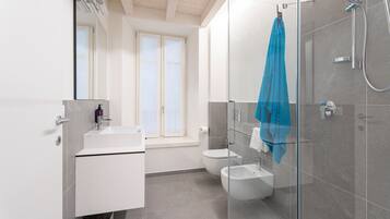 Ducha, secador de pelo, toallas