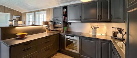 Een koelkast, een oven, een kookplaat, een vaatwasser