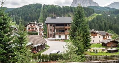 Villa Sofia Apartment 'O' with Mountain View, Private Terrace and Wi-Fi