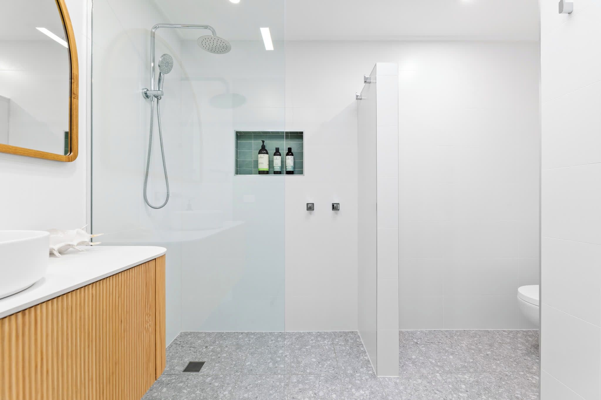 Ein modernes Badezimmer mit Dusche, Toilette und Waschtisch.