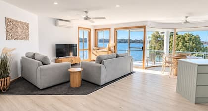 Spinnakers Reach, Riverfront Escape