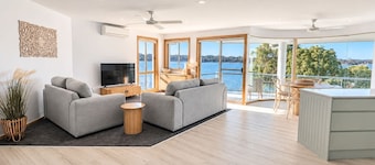 Spinnakers Reach, Riverfront Escape