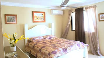 1 dormitorio, tabla de planchar con plancha, wifi y ropa de cama