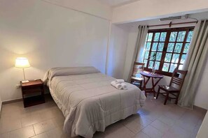 1 habitación, tabla de planchar con plancha, wifi y ropa de cama 