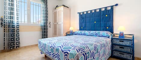 3 bedrooms, bed sheets