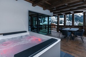 Outdoor dining - Villa Sofia Apartment 'F' with Mountain View, Private Terrace and Wi-Fi (Selva di Val Gardena)