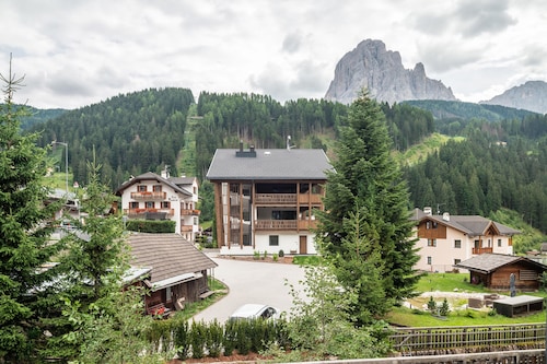 Villa Sofia Apartment 'F' with Mountain View, Private Terrace and Wi-Fi