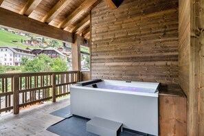 Outdoor spa tub - Villa Sofia Apartment 'I' with Mountain View, Private Terrace and Wi-Fi (Selva di Val Gardena)