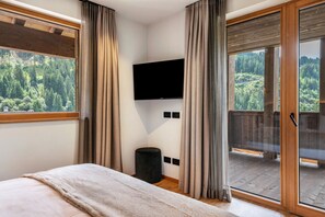 2 bedrooms, free WiFi, bed sheets - Villa Sofia Apartment 'I' with Mountain View, Private Terrace and Wi-Fi (Selva di Val Gardena)