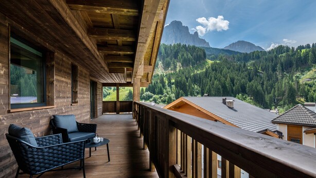 A wooden balcony with a view of a mountainous landscape. - Villa Sofia Apartment 'I' with Mountain View, Private Terrace and Wi-Fi (Selva di Val Gardena)