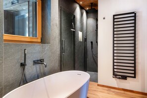 Een douche, een haardroger, handdoeken