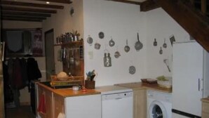 Eine kleine Küche mit Waschmaschine, Geschirrspüler und Kühlschrank.