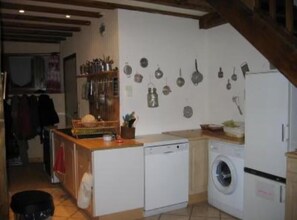 Fridge, microwave, oven, stovetop - Chalet 'Les 3 Vallées' with Wi-Fi (Les Belleville)
