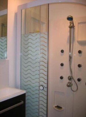 Een douche, een haardroger, handdoeken