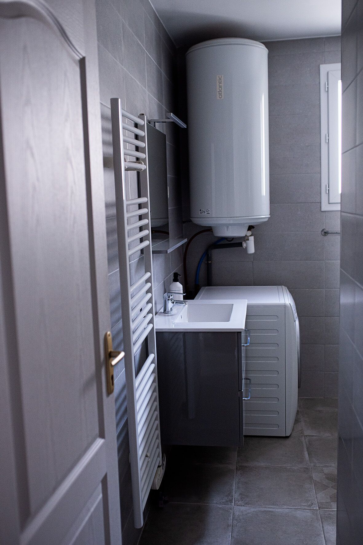 Ducha, secador de pelo, toallas, jabón