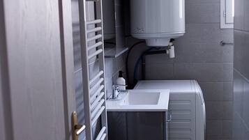 淋浴设施、吹风机、毛巾、肥皂