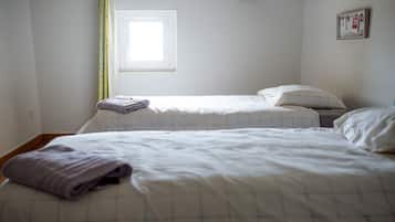3 bedrooms, iron/ironing board, WiFi, bed sheets