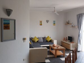Căn hộ có tầm nhìn toàn cảnh, quang cảnh vịnh | Khu phòng khách | TV màn hình phẳng 60-cm có truyền hình kỹ thuật số 
