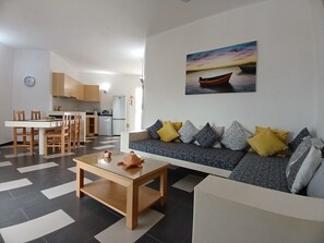 Panoramic Apartment, Bay View | Living area | 60-cm flat-screen TV with digital channels - Kolatilde-  Estoril Beach Flat (Boa Vista)