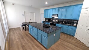 Grand réfrigérateur, micro-ondes, four, plaque de cuisson