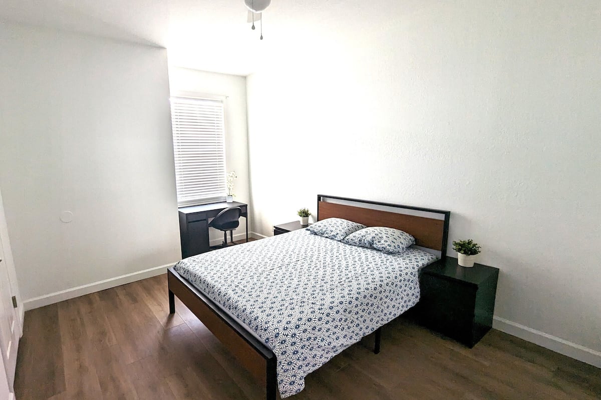 Deluxe Double Room, 1 Queen Bed, Shared Bathroom | Desk, laptop workspace, free WiFi, bed sheets