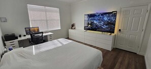 Bureau, espace de travail pour ordinateur portable, Wi-Fi gratuit